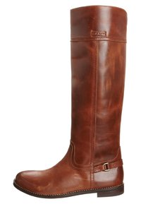 Brązowe skórzane kozaki za kolano z przeszyciami, zaokrąglonym noskiem i boczną klamrą. Gładka faktura z lekkim połyskiem.