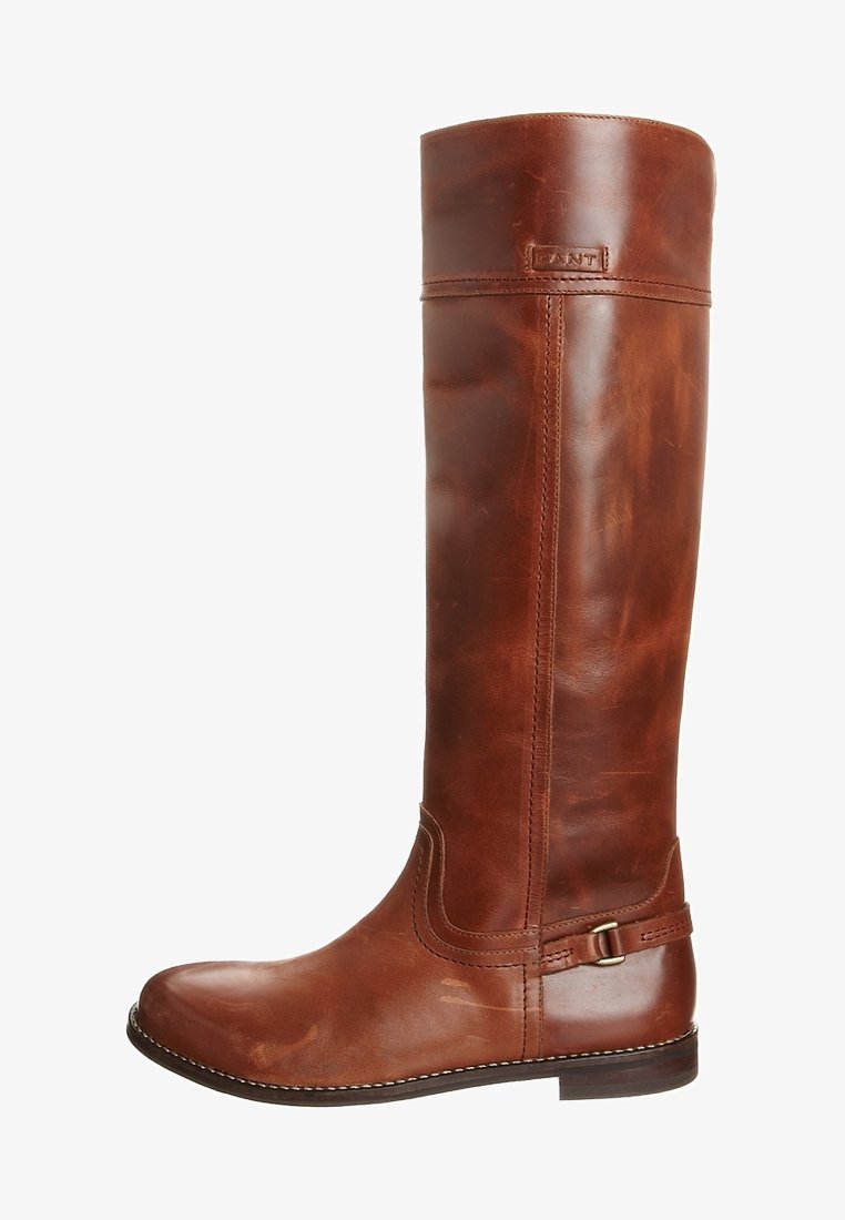 Brązowe skórzane kozaki za kolano z przeszyciami, zaokrąglonym noskiem i boczną klamrą. Gładka faktura z lekkim połyskiem.
