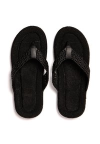 Chanclas negras de goma texturizada con una tira de diseño y una suela uniformemente contorneada. Presenta intrincados acentos florales en la tira.