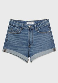 Shorts de mezclilla azul con dobladillo deshilachado, cinco bolsillos y cierre de botón. La tela tiene un lavado medio con una textura suave. Etiqueta de talla 38.