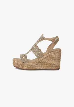 Sandalo con zeppa beige con suola piattaforma in juta intrecciata e cinturini decorativi traforati con piccoli strass e fibbia alla caviglia.