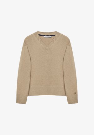 Beżowy sweter z dzianiny z dekoltem w serek, długimi rękawami, prążkowanymi mankietami i dołem, z małą metką marki na mankiecie lewego rękawa.