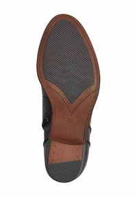 Suela de zapato con una base de goma negra con patrón y una sección de cuero marrón, marcada con el tamaño 37. Presenta un diseño de borde redondeado y pulido.
