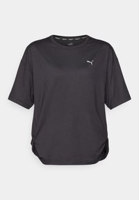 Mörkgrå T-shirt med korta ärmar i mjukt tyg, med rund hals och en liten vit logotyp på vänster sida. Sidveck vid fållen.