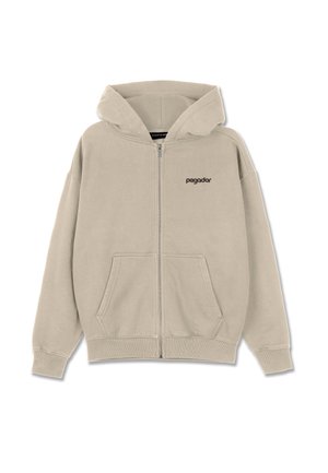 Bežs zip-up džemperis, izgatavots no mīksta auduma, ar ietilpīgu kapuci, priekšējām kabatām un smalku logotipu kreisajā krūšu pusē.