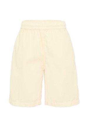 Shorts elasticizzati color crema con tasche laterali e design fino al ginocchio su sfondo bianco.