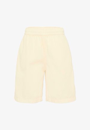 Kremowe szorty z elastycznym pasem, kieszeniami po bokach i długością do kolan na białym tle.