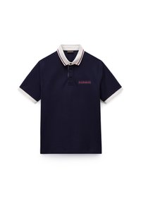 Πόλο μπλουζάκι σε ναυτικό μπλε με αντίθετο λευκό γιακά και μανσέτες. Διαθέτει τρία κουμπιά και ένα μικρό κεντημένο κόκκινο λογότυπο στο στήθος.