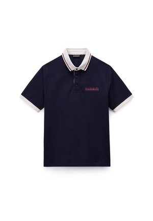 Πόλο μπλουζάκι σε ναυτικό μπλε με αντίθετο λευκό γιακά και μανσέτες. Διαθέτει τρία κουμπιά και ένα μικρό κεντημένο κόκκινο λογότυπο στο στήθος.