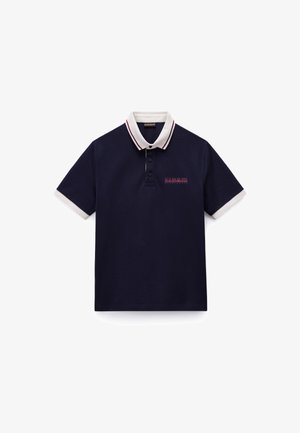 Marineblaues Poloshirt mit kontrastierendem weißen Kragen und Bündchen. Verfügt über drei Knöpfe und ein kleines, rotes, gesticktes Logo auf der Brust.