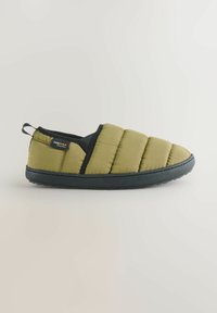 Zelené prešívané topánky bez šnúrok s čiernymi akcentmi, vyrobené z odolnej textílie, s textúrovanou podrážkou a s uškom pre jednoduché obúvanie.