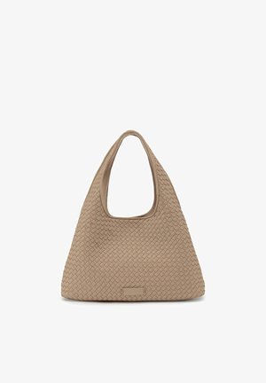 Borsa a tracolla in pelle intrecciata beige con forma triangolare e ampia apertura del manico, su uno sfondo bianco.