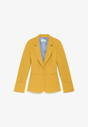 Gelber Blazer mit maßgeschneidertem Design, ausgestattet mit einem Revers mit Kerbe, drei Knöpfen und einem blauen, gemusterten Futter. Lange Ärmel mit maßgeschneiderten Manschetten.