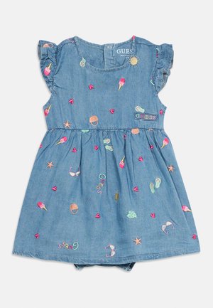 Τζιν μπλε παιδικό φόρεμα με βολάν στα μανίκια, κεντημένα καλοκαιρινά εικονίδια όπως παγωτό, γυαλιά ηλίου, σαγιονάρες και πολύχρωμα λογότυπα "Guess".