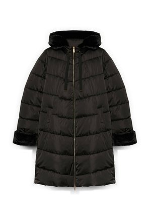 Abrigo acolchado negro con cierre de cremallera, que cuenta con una capucha y puños de pelo sintético, textura acolchada y dos bolsillos laterales.