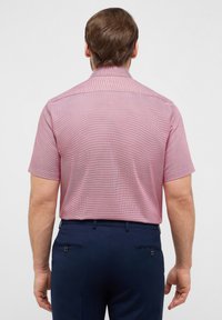 Korte mouwen, geruite blouse in roze tinten, gemaakt van lichtgewicht stof. Heeft een kraag en een recht gesneden achterzijde.