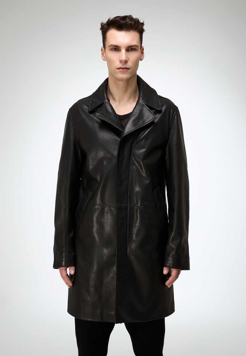 Schwarzer Ledermantel mit glänzendem Finish, großen Revers und Seitentaschen. Verfügt über einen mittellangen Schnitt und eine schlanke Silhouette.