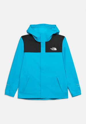 Lyseblå hættejakke til udendørsbrug med sort skulderpanel, forlommer, elastiske manchetter og The North Face-logo på brystet.