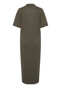 Robe vert olive, longueur genou, fabriquée en tissu doux et texturé ; elle présente des manches courtes et un col classique avec une silhouette droite.