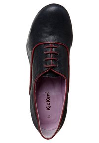 Svart skinnskor med rund tå, med röda sömmar och detaljer. Mjuk rosa innersula och synlig varumärkeslogotyp. Storlek 37.