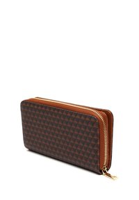 Hnedá peňaženka s geometrickým vzorom a zipsom. Obsahuje hladký kožený akcent a zlaté kovanie. Obdĺžnikový tvar.