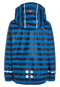 Vedenpitävä sininen takki, jossa on tummansiniset raidat ja pienet kuviot. Takissa on huppu, joustavat hihansuut sekä heijastavat yksityiskohdat helmassa ja olkapäillä.