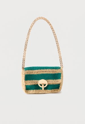 Sac à main rectangulaire en crochet avec des rayures vertes et beiges, une fermeture circulaire dorée et une bandoulière chaîne dorée.