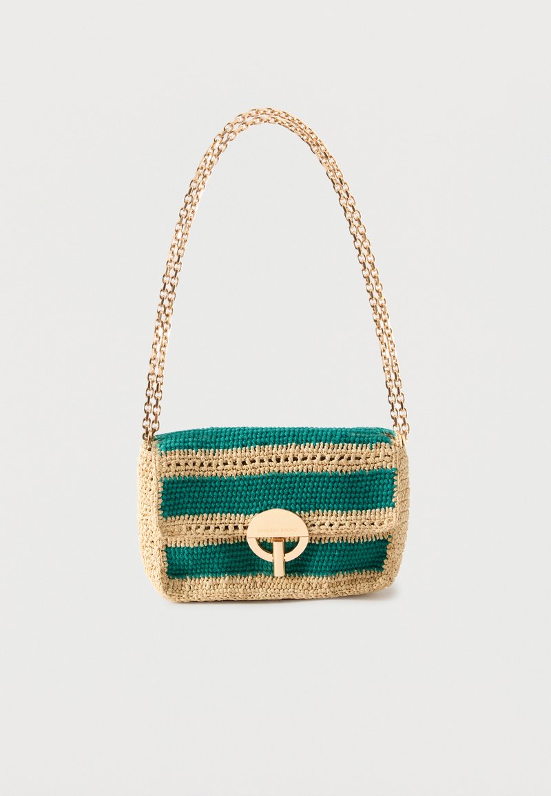 Ορθογώνια πλεκτή τσάντα χειρός με πράσινες και μπεζ ρίγες, χρυσό κυκλικό κούμπωμα και χρυσή αλυσίδα για τον ώμο.
