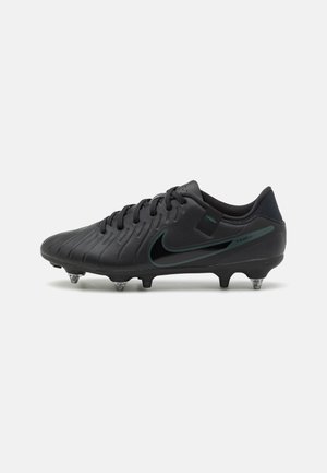 Crampons de football Nike Tiempo noirs avec lacets, partie supérieure texturée et crampons métalliques sous la semelle, vus de côté sur un fond blanc.