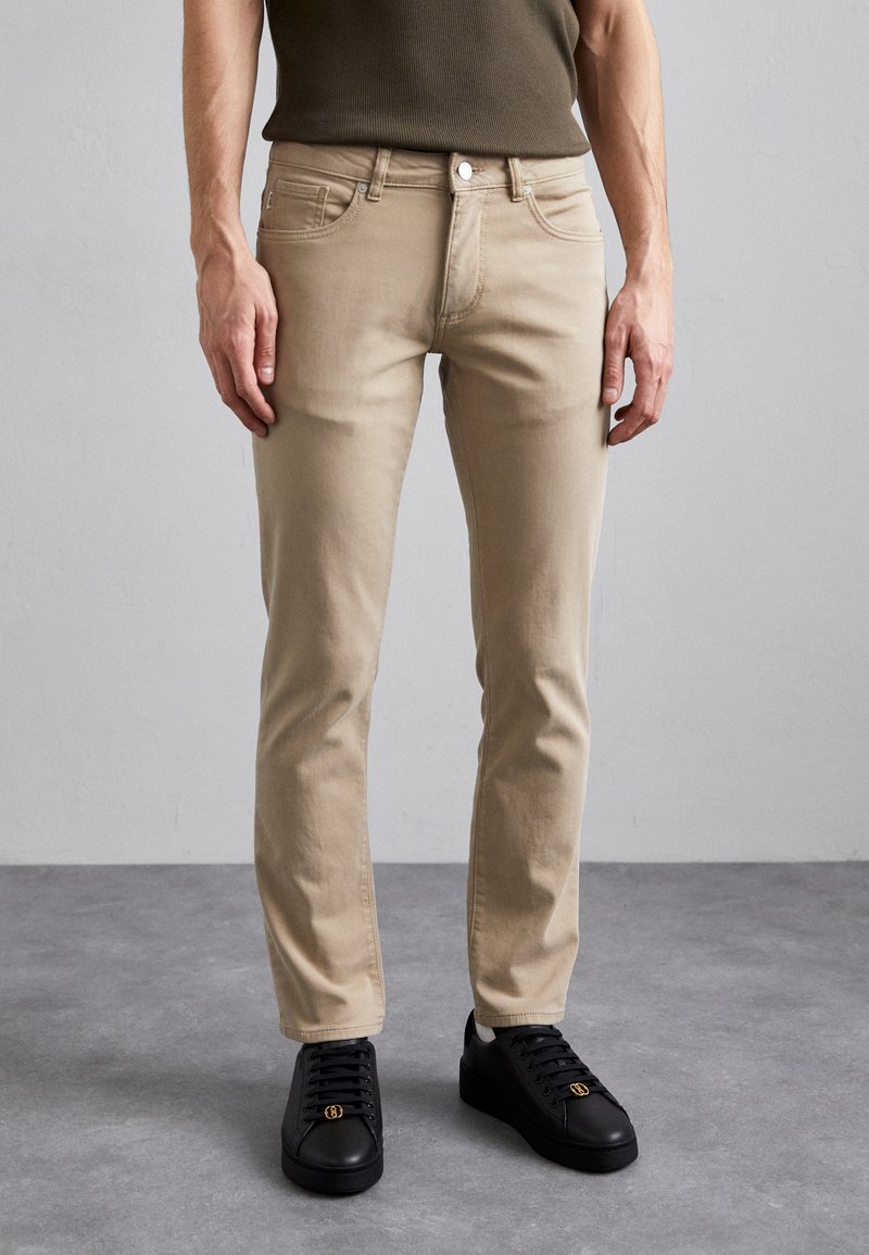 DL1961 - NICK - Jeans Slim Fit - desert sand, Forstør