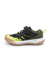 Chaussures de sport avec une tige synthétique noire et des accents vert fluo, une semelle en caoutchouc beige avec une adhérence texturée, et une sangle velcro pour la fermeture.