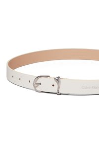 Cintura in pelle bianca Calvin Klein con fibbia in metallo argentato, texture liscia, otto fori per la regolazione e logo del marchio stampato all'interno.