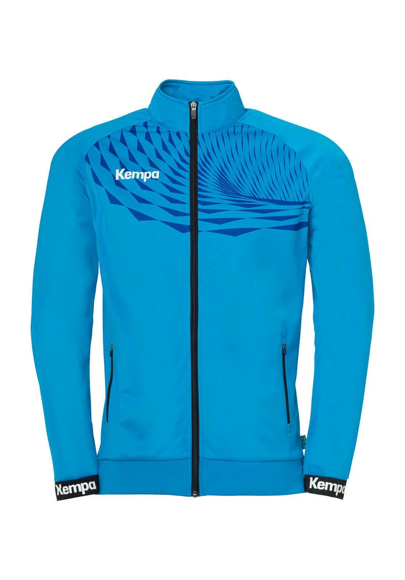 Blå atletisk jakke lavet af glat stof med høj krave, fuld lynlås og grafisk mønster i en mørkere blå på den øverste front. Har brandede detaljer.