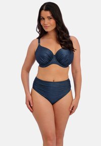 Conjunto de bikini de tema vaquero con copas estructuradas con aros, detalles fruncidos en la parte inferior de talle alto y tirantes ajustables en un color azul oscuro.