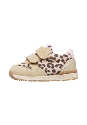 Sneaker in suede beige e stampa leopardata con due strap in velcro; parte superiore testurizzata, suola leggera, punta arrotondata e dettagli metallici.