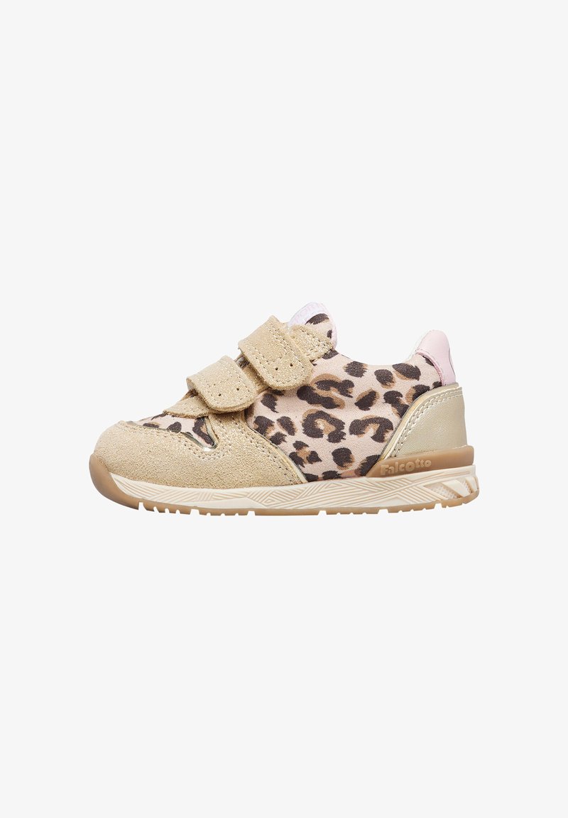 Sneaker in suede beige e stampa leopardata con due strap in velcro; parte superiore testurizzata, suola leggera, punta arrotondata e dettagli metallici.