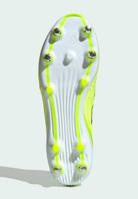Sole della scarpa da calcio Adidas in bianco e giallo vivace con sei tacchetti, caratterizzata da un motivo testurizzato e un logo prominente.