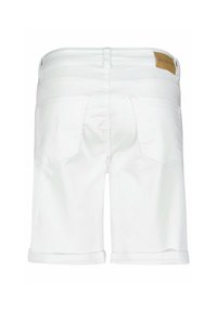 Witte katoenen shorts met opgerolde zoom, voorzien van een leren label op de tailleband en twee achterzakken met een geometrische vorm.
