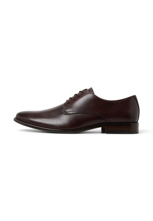 Brauner Lederschuh für Anlässe mit elegantem Design, spitzer Zehenpartie, fünf Schnürlöchern und kleinem Absatz mit Schichten. Glatte Textur und dezente Details.