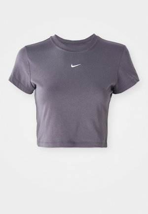 Camiseta recortada de manga corta en algodón gris oscuro, que presenta un logotipo de swoosh blanco de Nike en el pecho y un cuello redondo.