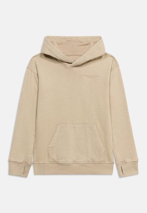 Sweat à capuche beige en maille fine avec poche kangourou à l'avant, poignets côtelés avec ouverture pour le pouce, et logo brodé discret sur la poitrine.