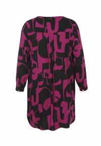 Langarmshirt, zwart met gedurfde magenta abstracte patroon. Zachte stof met een relaxte pasvorm, met een ronde hals en knoopmanchetten.