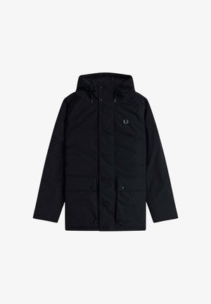 Zwarte gewatteerde jas met capuchon, drukknoopsluiting aan de voorkant, twee grote voorzakken en een klein geborduurd logo op de linkerborst.