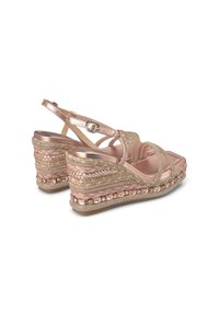 Roze wedge sandalen met gevlochten jute zolen, metalen banden en versieringen. Voorzien van een verstelbare enkelband voor een veilige pasvorm.