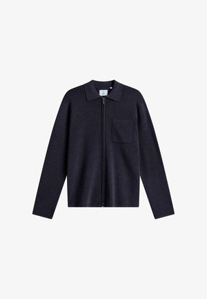 Pull à manches longues bleu marine foncé avec fermeture éclair, col et poche poitrine, présenté sur un fond blanc uni.