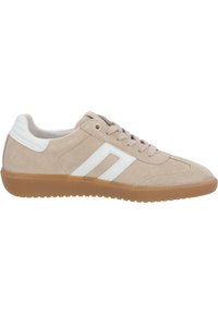 Sneaker beige in suede con dettagli in pelle bianca, design con lacci e suola in gomma naturale. Presenta un distintivo motivo a striscia laterale.