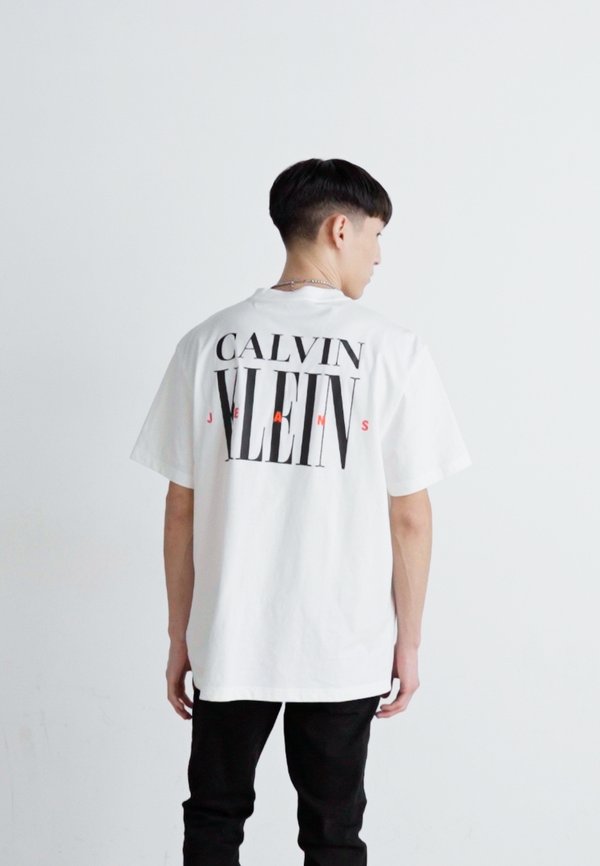 PLUS SERIF FONT GRAPHIC TEE - Print T-shirt3