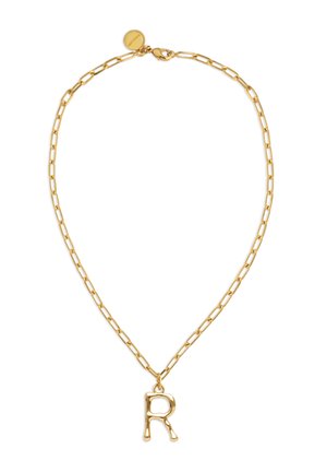 Collar de cadena dorada con eslabones rectangulares y un colgante dorado en forma de letra "R", además de una placa redonda en el cierre.