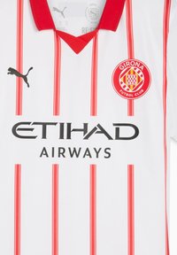 Wit shirt met rode verticale strepen, v-hals, Puma-logo, Girona FC-embleem en "ETIHAD AIRWAYS" in het zwart gedrukt in het midden.