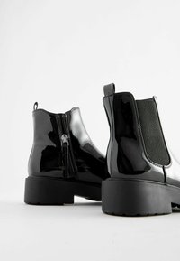 Next CHUNKY CHELSEA WIDE FIT (G) - Klasszikus bokacsizmák - black patent